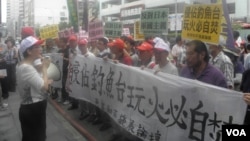 示威者在台北呼吁台湾与中国大陆联合保钓(美国之音叶兵拍摄) 