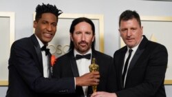 Jon Batiste, Trent Reznor i Atticus Ross, dobitnici nagrade za "Soul" poziraju na dodjeli Oscara, u Los Angelesu, Kalifornija, SAD, 25. aprila 2021. godine.