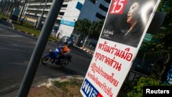 Poster kampanye pemilu bergambar PM Yingluck Shinawatra dari partai yang berkuasa, Pheu Thai, di pusat kota Bangkok, 3 Januari 2014 (Foto: dok). Partai politik yang berkuasa di Thailand mempertanyakan alasan pengambilan keputusan penundaan pemilu dini, Sabtu (25/1). 