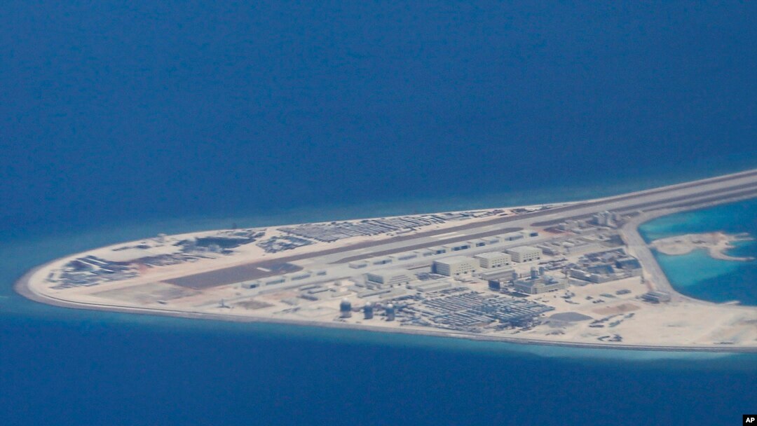 中國在南中國海主權有爭議的渚碧礁上人工建島(美聯社2017年4月17日攝)