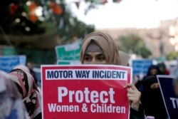 Seorang pendukung partai agama dan politik Jamaat-e-Islami membawa poster yang mengecam pemerkosaan massal yang terjadi di sepanjang jalan raya dan mengutuk kekerasan terhadap perempuan dan anak perempuan, selama demonstrasi di Karachi, Pakistan, 11 September 2020. (Foto: Reuters )