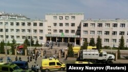 Le personnel d'urgence se déploie à l'école numéro 175 après une fusillade à Kazan, en Russie, le 11 mai 2021. 