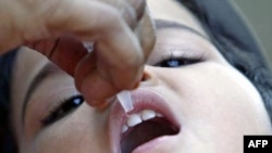 Trẻ em ở thành phố Bhopal, Ấn Độ, được cho uống vắc xin ngừa sốt bại liệt