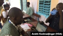Un réfugié en train d'être enregistré à Bongor, au Tchad, le 18 septembre 2017. (VOA/André Kodmadjingar)