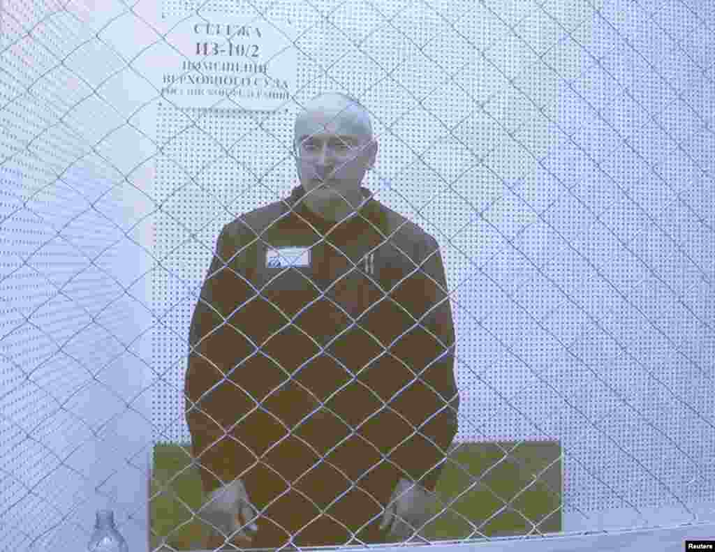 Jailed oil tycoon Mikhail Khodorkovsky is seen on a screen during an appeal for a reduced sentence at Russia&#39;s Supreme Court in Moscow August 6, 2013. 