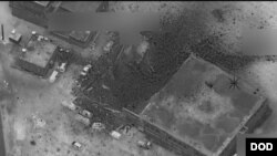 叙利亚城镇詹纳被3月16日空袭击中的基地组织高级头领开会的地点.照片显示显然遭到多次武装袭击的建筑旁边的清真寺完好无损。