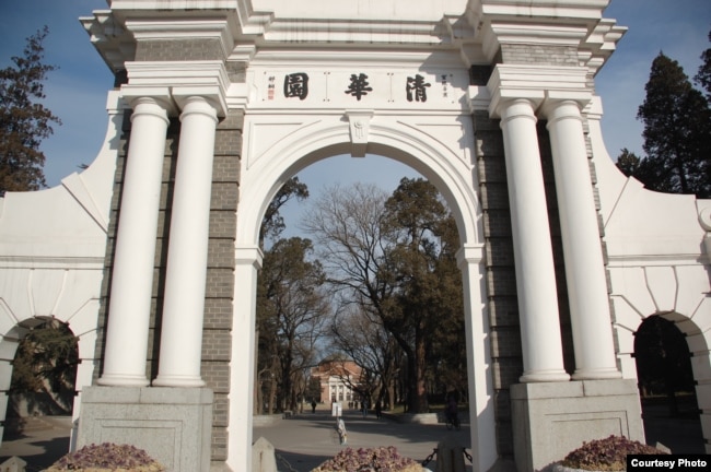 北京清华大学的清华园牌坊，曾经是清华大学校门，现在是二校门，被看作清华大学的象征（资料照）。