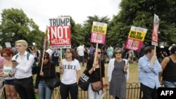 Warga London melakukan unjuk rasa memortes kunjungan Presiden AS Donald Trump, di dekat pintu masuk kediaman Dubes AS untuk Inggris di Winfield House, Regents Park, London, Kamis (12/7).