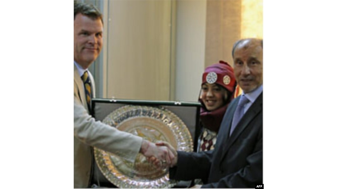 Kanada Tashqi ishlar vaziri Jon Beyrd Liviya muvaqqat kengashi rahbari Mustafo Abdul Jalil bilan, Bing'ozi, 27 iyun, 2011