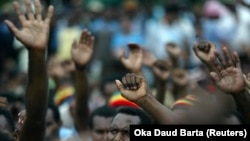Para pengunjuk rasa Papua mengangkat tangan mereka saat melakukan protes menuntut kemerdekaan di Jayapura, Papua,16 Oktober 2008. (Foto: Reuters/Oka Daud Barta)