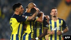Les joueurs de Fenerbahçe célèbrent leur but contre Valence en Europa League, Istanbul, le 21 octobre 2021.