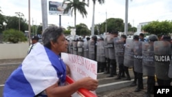 Manifestantes antigubernamentales confrontan a la policía antidisturbios durante la llamada 'Marcha de burla' para protestar contra el presidente nicaragüense Daniel Ortega, en Managua. (Foto del 31 de octubre de 2019)