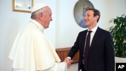 دیدار مارک زاکربرگ، بنیانگذار فیسبوک، با پاپ فرانسیس، رهبر کاتولیکهای جهان، در رم