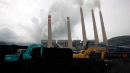 Ekskavator menumpuk batu bara di tempat penyimpanan di PLTU Suralaya, Banten. (Foto: ilustrasi)