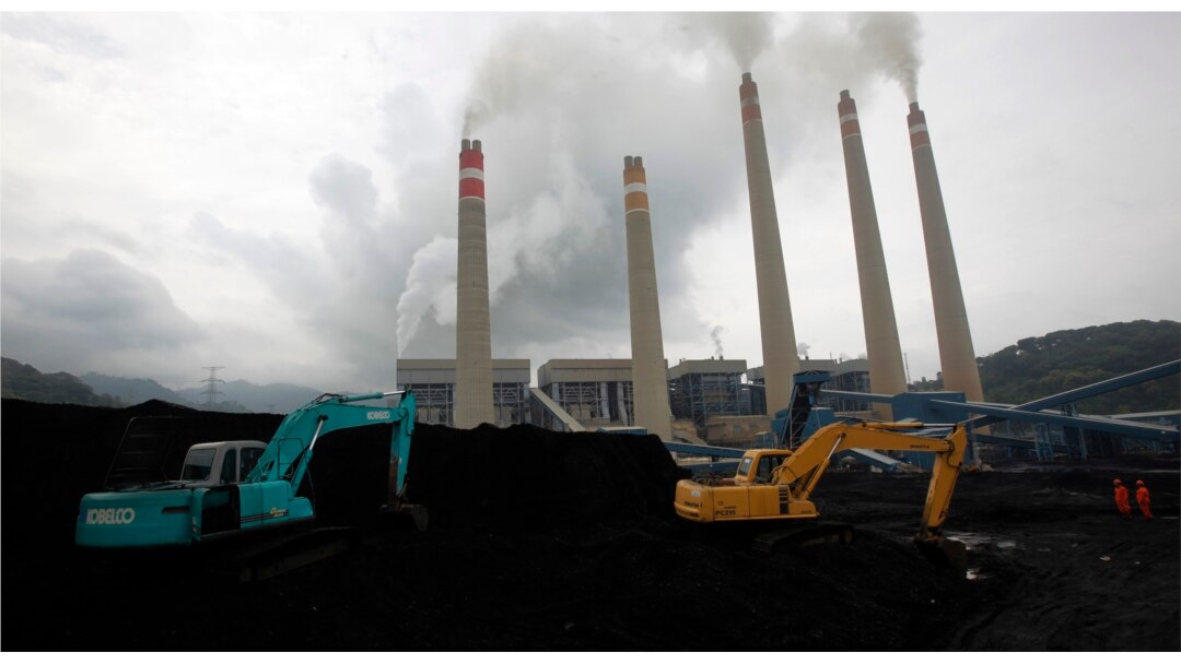 Ekskavator menumpuk batu bara di tempat penyimpanan di PLTU Suralaya, Banten, 20 Januari 2010. (Foto: REUTERS/Dadang Tri)