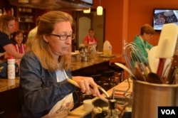 Jane Rasmussen taking a cooking class at Culinaria in Vienna, Virginia. (VOA/S. Logue)