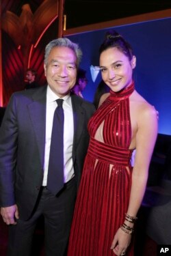 Kevin Tsujihara (kiri) bersama aktris Gal Gadot, pemeran utama "Wonder Woman"