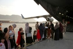 کابل ایئرپورٹ سے ملک چھوڑنے کے خواہش مند افراد طیارے میں سوار ہو رہے ہیں۔