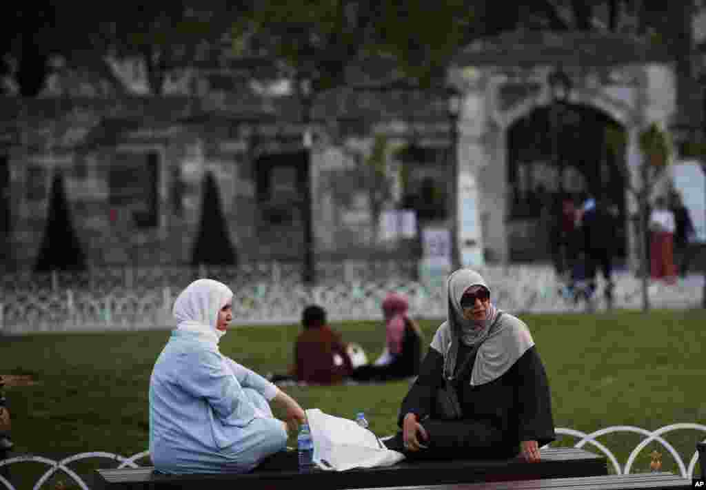 Para pengunjung menunggu waktu berbuka di kawasan bersejarah Sultanahmet di Istanbul, Turki pada hari pertama puasa Ramadan, Senin, 6 Mei 2019.