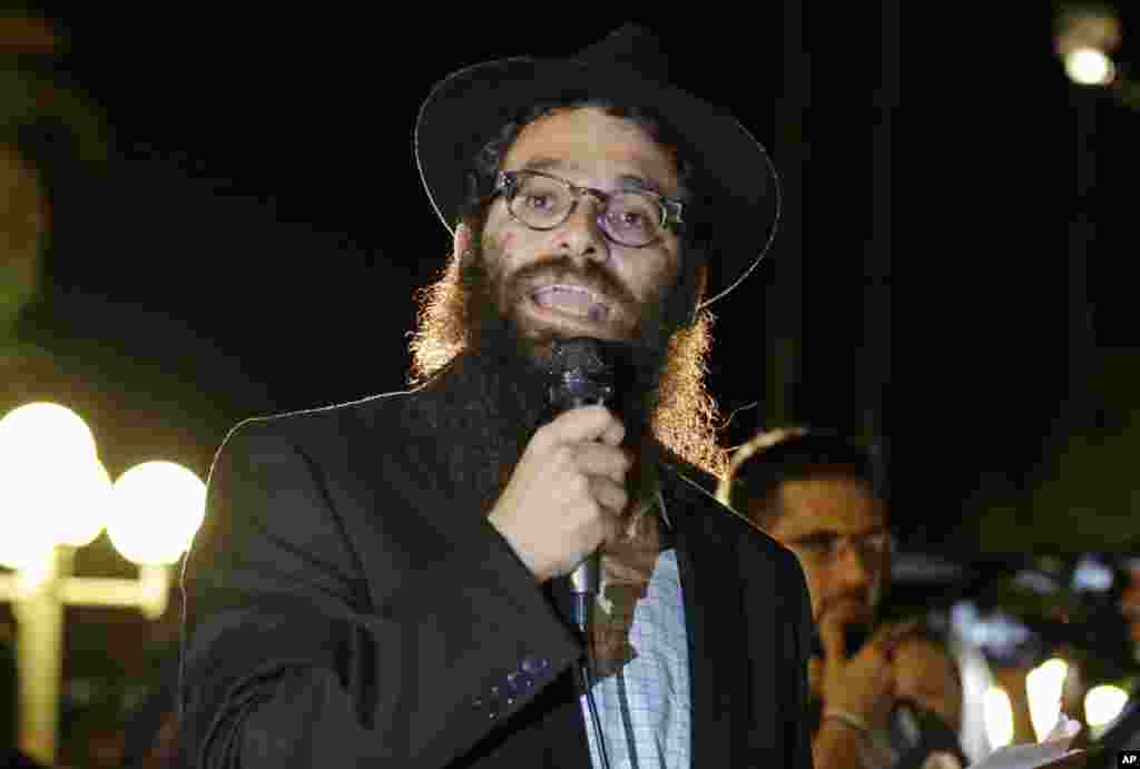Rabbi Chaim Lipskier makes remarks to students and supporters taking part in a candle light vigil to honor Steven Sotloff, at the University of Central Florida, in Orlando, Florida, Sept. 3, 2014.