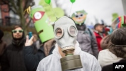 Para aktivis lingkungan melakukan demonstrasi di kota Frankfurt, Jerman hari Minggu (29/11).