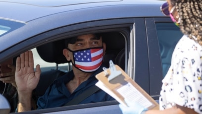Một người tuyên thệ nhập tịch Mỹ trong mùa COVID ở Santa Ana, bang California, Hoa Kỳ.