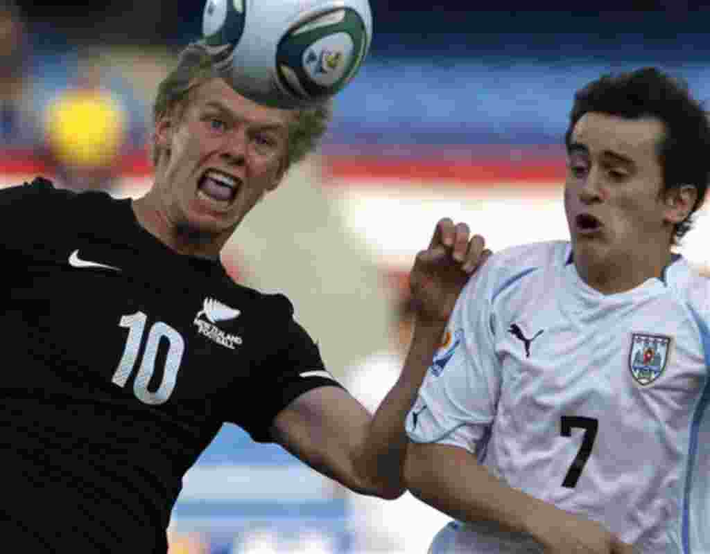 Anthony Hobbs de Nueva Zelanda y Adrián Luna de Uruguay lucha por el balón durante un partido del grupo B. Cali, Colombia, 02 de agosto de 2011.