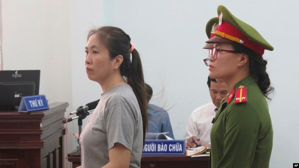 Blogger Nguyễn Ngọc Như Quỳnh (mẹ Nấm), trong một phiên xét xử tại toà án tỉnh Khánh Hoà. 