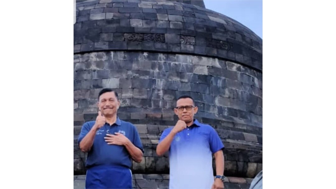 Menteri Komarinves Luhut Binsar Pandjaitan meninjau candi Borobudur, didampingi Direktur PT Candi Borobudur, Putu Sedana.(foto courtesy)