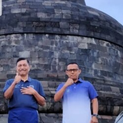 Menteri Komarinves Luhut Binsar Pandjaitan meninjau candi Borobudur, didampingi Direktur PT Candi Borobudur, Putu Sedana.(foto courtesy)