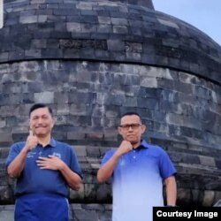 Menteri Komarinves Luhut Binsar Pandjaitan meninjau candi Borobudur, didampingi Direktur PT Candi Borobudur, Putu Sedana.(foto courtesy)