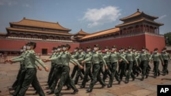 Vệ binh Trung Quốc tại Tử Cấm Thành.