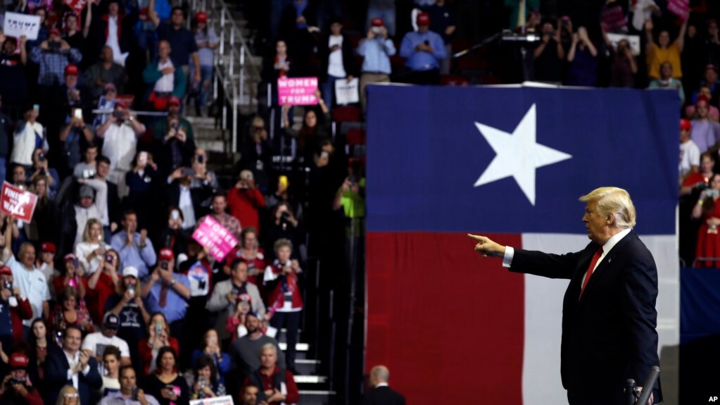 Tá»•ng thá»‘ng Donald Trump táº¡i cuá»™c váº­n Ä‘á»™ng cho ThÆ°á»£ng nghá»‹ sÄ© Ted Cruz, á»Ÿ thÃ nh phá»‘ Houston, bang Texas, ngÃ y 22/10/2018.