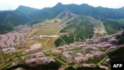 김정은 북한 국무위원장은 지난달 31일 시찰한 평안남도 양덕군의 관광지구 건설현장.
