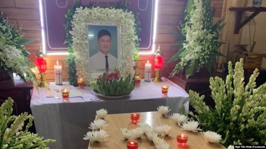 Quan tài của một nạn nhân vụ 39 người chết ở Anh, Nguyễn Văn Hùng, sau khi được đưa về quê nhà ở Diễn Châu, Nghệ An, hôm 27/11/2019. (Facebook Ngô Tiến Nhật)