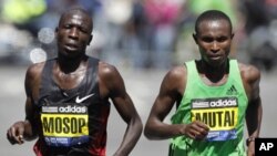 Moses Mosop, kushoto , na Geoffrey Mutai walikuwa bega kwa bega huku ikiwa imebakia maili moja katika Boston Marathon, Aprili, 18 2011