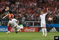 El croata Ivan Perisic anota el gol de apertura de su equipo durante el partido de semifinal entre Croacia e Inglaterra en la Copa Mundial de fútbol 2018 en el Estadio Luzhniki en Moscú, Rusia, miércoles 11 de julio de 2018. (AP Photo / Alastair Grant).