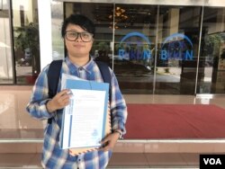 Riska Carolina mewakili Aliansi Masyarakat Sipil Peduli Hak Kesehatan Seksual resmi mengajukan surat protes, Jumat (31/5/2019) siang, atas 20-an konten akun Instagram BKKBN. (Foto: VOA/Rio Tuasikal)