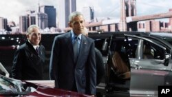 Presiden Obama memperhatikan minivan Chrysler Pacifica, bersama ketua NAIAS, Paul Sabatini pada pameran mobil North American International Auto Show (20/1). Detroit, Michigan. (foto: Daniel Mears/Detroit News via AP, Pool)