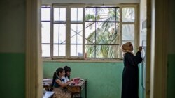 Siswa Suriah menghadiri kelas pada awal tahun ajaran baru di kota utara Raqqa, 23 September 2021. (Delil SOULEIMAN / AFP)