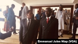 A gauche, Paul Atanga Nji, ministre du Cameroun de l’administration territoriale et à droite Général de Brigade nigérian EA Ngagi, le 10 juillet 2019. (VOA/Emmanuel Jules Ntap)