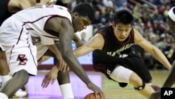 Jeremy Lin, à droite, jouant pour Harvard dans un match de basketball de la NCAA à Boston, le 9 décembre 2009.