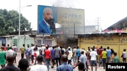 Des manifestants s'en prennent au siège du parti au pouvoir à Kinshasa, 19 septembre 2016.