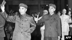 1967年5月，在北京的一次会议上，5位高官列队，举着毛语录。林彪（1907-71）在前，周恩来（1898-1975）随后。