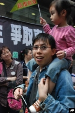 教育界選委方先生與女兒一起參加遊行