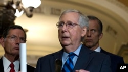 ARCHIVO - El líder de la mayoría del Senado, Mitch McConnell, republicano de Kentucky, habla con los medios después de un almuerzo de trabajo en el Senado, en Washington, el 16 de octubre de 2019. Foto AP.