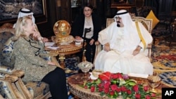 ກະສັດ Abdullah ແຫ່ງ Saudi Arabia ຊົງພົບປະກັບລັດຖະມົນຕີການຕ່າງປະເທດສະຫະລັດ ທ່ານນາງ Hillary Clinton ທີ່ນະຄອນຫຼວງຣິຢາດ (30 ມີນາ 2012)