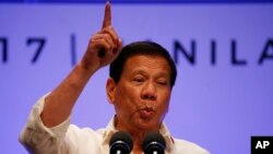 Tổng thống Philippines Rodrigo Duterte phát biểu với báo chí sau khi kết thúc Hội nghị Thượng đỉnh lần thứ 30 các nhà lãnh đạo ASEAN tại Manila, Philippines, ngày 29/4/2017.