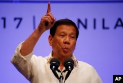 Le président philippin Rodrigo Duterte gestures à Manilles, Philippines, le 29 avril 2017.