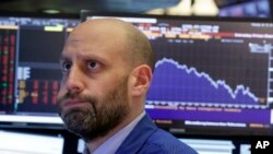 El especialista financiero Meric Greenbaum trabaja en el piso de la Bolsa de Valores de Nueva York el viernes 2 de febrero de 2018. El mercado bursátil cerró abruptamente y extendió una semana de caída, en la que el promedio industrial Dow Jones perdió más de 600 puntos. (AP Photo / Richard Drew)